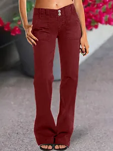 Vue détaillée du jean rouge foncé pour femme avec taille à double boutonnage