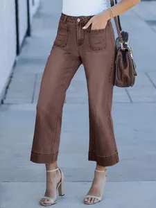Pantalon en jean marron taille haute à jambes larges et poches avant, style décontracté.