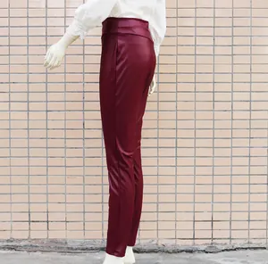 Detaillierte Seitenansicht einer burgunderroten Kunstleder-Skinny-Stretchhose für Damen