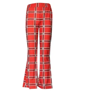 Vue détaillée du pantalon évasé à carreaux rouges et blancs pour femmes avec coupe ajustée