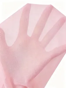 Nahaufnahme der ultradünnen rosa transparenten Netzstofftextur am Kleidärmel