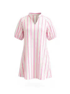 Detalle del vestido de verano de rayas rosa y blanco con cuello en V y mangas abullonadas