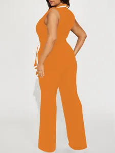 Seitenansicht des schicken orangefarbenen ärmellosen Jumpsuits mit weitem Bein