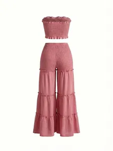 Detalle exquisito del top de tubo fruncido rosa y pantalones anchos con volantes
