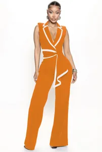 Ärmelloser orangefarbener Jumpsuit mit V-Ausschnitt, weißer Paspel und weitem Bein-Design