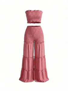 Detalle del conjunto rosa de dos piezas con top de nido de abeja y pantalón ancho.