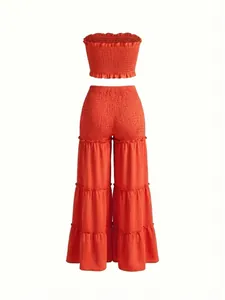 Vista trasera de conjunto de dos piezas top fruncido y pantalón ancho con volantes naranja