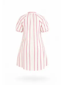 Vista trasera del vestido evasé blanco con rayas rosas y mangas abullonadas