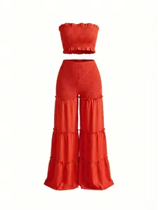 Vista detallada del conjunto rojo de top de tubo fruncido y pantalones anchos con volantes