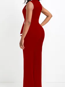 Rückseitenansicht eines stilvollen roten ärmellosen Jumpsuits mit weitem Bein für Damen
