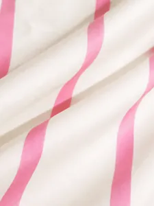 Primer plano de la textura de tela a rayas blancas y rosas con detalles del tejido