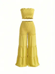 Detalle de conjunto amarillo con top palabra de honor y pantalón ancho
