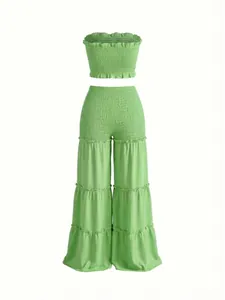 Conjunto de dos piezas verde lima con top bandeau fruncido y pantalón ancho de volantes a capas.