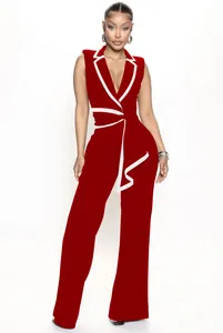 Detailansicht eines eleganten roten ärmellosen Jumpsuits mit weißem Rand und V-Ausschnitt