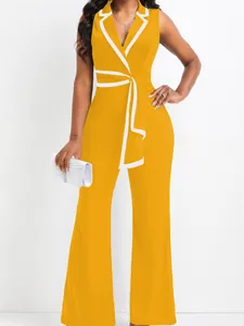 Eleganter senfgelber ärmelloser Jumpsuit mit V-Ausschnitt, weißem Besatz und Bindegürtel