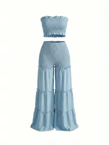 Vista detallada del conjunto azul claro con top palabra de honor y pantalón con volantes