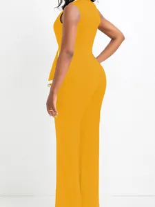 Seitenansicht eines eleganten senfgelben ärmellosen Jumpsuits mit weitem Bein für Damen