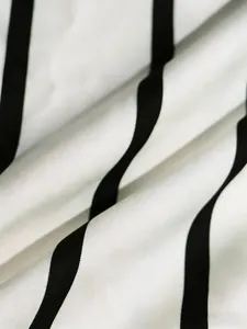 Vista macro de la textura de la tela de rayas blancas y negras de calidad para vestido