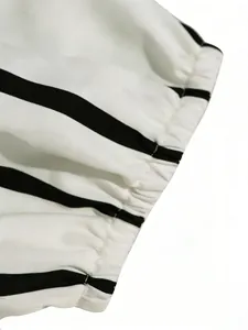 Detalle del puño elástico en el tejido de un vestido de rayas blancas y negras.