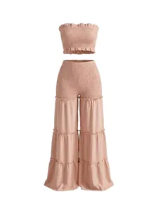 Detalle de conjunto rosa de dos piezas con top bandeau fruncido y pantalón ancho
