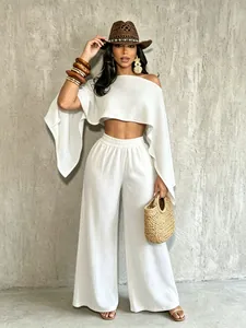 Conjunto de vacaciones blanco de dos piezas con top asimétrico y pantalón de pernera ancha