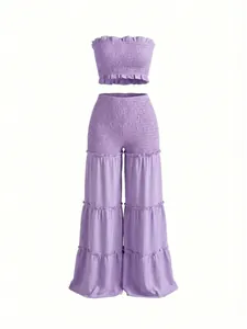 Conjunto de dos piezas violeta lavanda con top bandeau fruncido y pantalón ancho de volantes