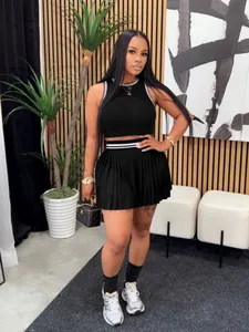 Lässiges schwarzes zweiteiliges Set mit ärmellosem Crop-Top und Faltenrock