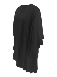 Vue latérale détaillée d'une robe plissée noire grande taille avec manches chauve-souris