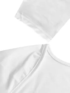 Detailopname van de nette stiksels en de witte gebreide stoftextuur op dames vrijetijdskleding