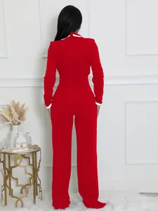 Vista trasera de un elegante mono rojo de manga larga con cuello blanco en contraste.