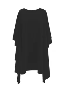 Détail d'une robe noire grande taille avec manches chauve-souris et ourlet asymétrique