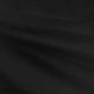 Gros plan sur la texture d'un tissu plissé noir avec un motif de maille fine et drapé.
