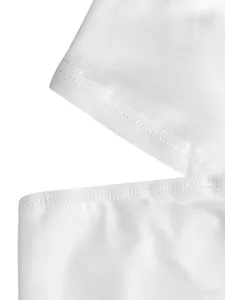 Gedetailleerde opname van hoogwaardige dubbele stiksels op wit casual modekledingstuk