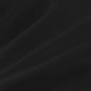 Vue macro détaillée montrant la texture du tissu plissé noir de haute qualité pour robe.