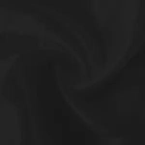 Détail en gros plan de la texture du tissu plissé noir pour robe ample