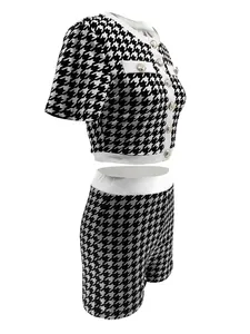 Seitenansicht eines Houndstooth-Sets mit kurzem Oberteil, Goldknöpfen und Shorts in BW