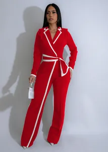 Elegante mono rojo de manga larga con ribetes blancos en contraste y cinturón de lazo.
