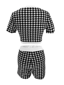 Detailansicht der Rückseite des Damen-Sets mit Hahnentrittmuster, Top und Shorts