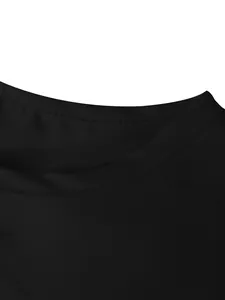 Vue rapprochée du col rond finement cousu de cette élégante robe plissée noire