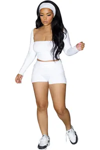 Detailweergave van de witte 4-delige loungeset voor dames met shrug en shorts