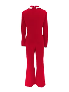 Vista trasera de un mono rojo de manga larga con detalles de cuello y puños blancos moda