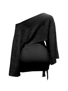 Elegante set con top plissettato monospalla nero e minigonna attillata con lacci