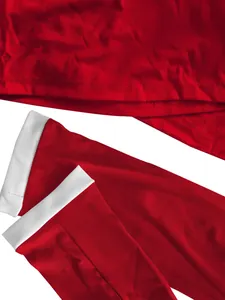 Primer plano de la tela de bloques de color rojo y blanco con costuras detalladas.