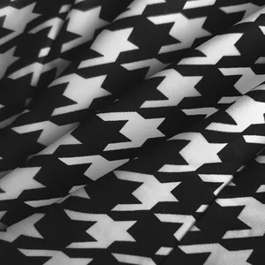 Nahaufnahme der klassischen schwarz-weißen Hahnentritt-Stofftextur und des Musters