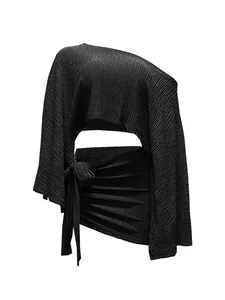 Completo due pezzi plissettato nero con top monospalla e minigonna con fiocco laterale