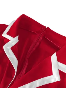 Detalle del escote de un mono rojo con ribete blanco en contraste y cierre de cremallera