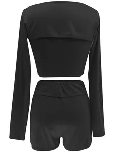 Achteraanzicht van een zwarte tweedelige casual set met crop top met lange mouwen.