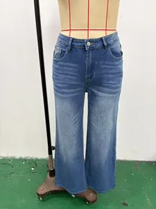 Vue détaillée d'un jean en denim bleu ample pour femme sur un mannequin