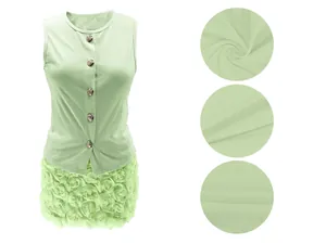 Λεπτομερής προβολή σετ μέντας με τρισδιάστατη υφή τριαντάφυλλου και χρυσά κουμπιά