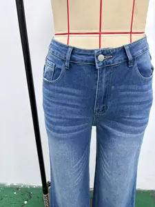 Vue rapprochée de l'avant d'un jean bleu délavé ample pour femme sur un mannequin de couture
